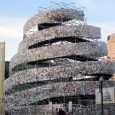 La Torre de Babel se queda hasta fines de Junio La obra de arte realizada por Marta Minujin recibe de la visita de turistas y personas locales que se acercan a conocerla. Iba a finalizar el primero de Junio pero...