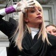 La famosa cantante de pop vuelve a estar en la mirada de los tabloides con otro nuevo escándalo: una foto de ella desnuda fue sacada en una producción que la...