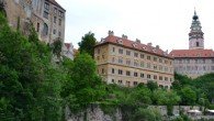 El equipo de Teleaire Televisión nuevamente brindando un relato de su viaje por Europa Central; en esta oportunidad, desde Český Krumlov, un pueblo que alberga el segundo castillo más grande e...